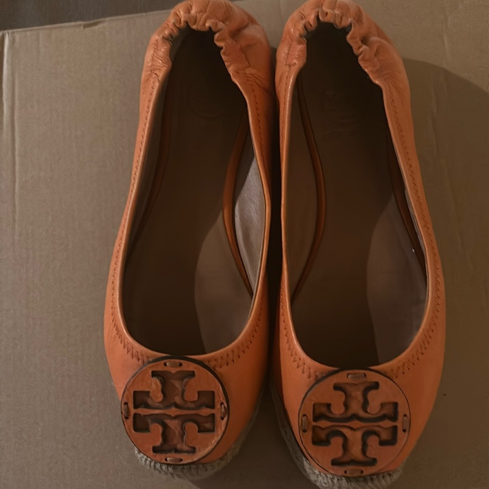 Summer Chic! Beautiful orange Tory Burch espadrille flats! Size 8.5!